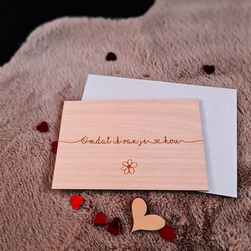 Houten wenskaart "Omdat ik van je hou"