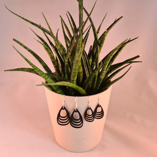 Zwarte druppels met laagjes