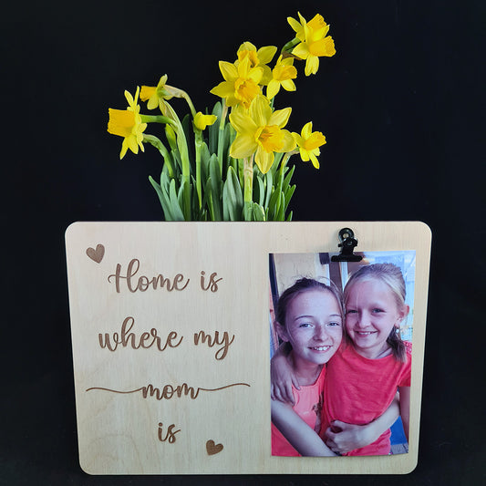 Houten bord met fotoclip "Home is where my mom is"
