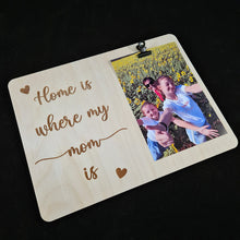 Afbeelding in Gallery-weergave laden, Houten bord met fotoclip &quot;Home is where my mom is&quot;
