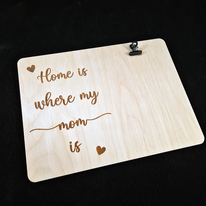 Houten bord met fotoclip "Home is where my mom is"