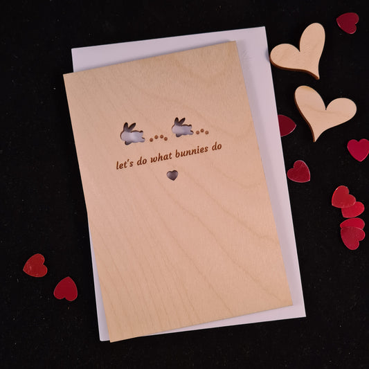 Houten wenskaart  "What bunnies do"