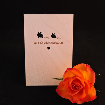 Houten wenskaart  "What bunnies do"