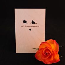 Afbeelding in Gallery-weergave laden, Houten wenskaart  &quot;What bunnies do&quot;
