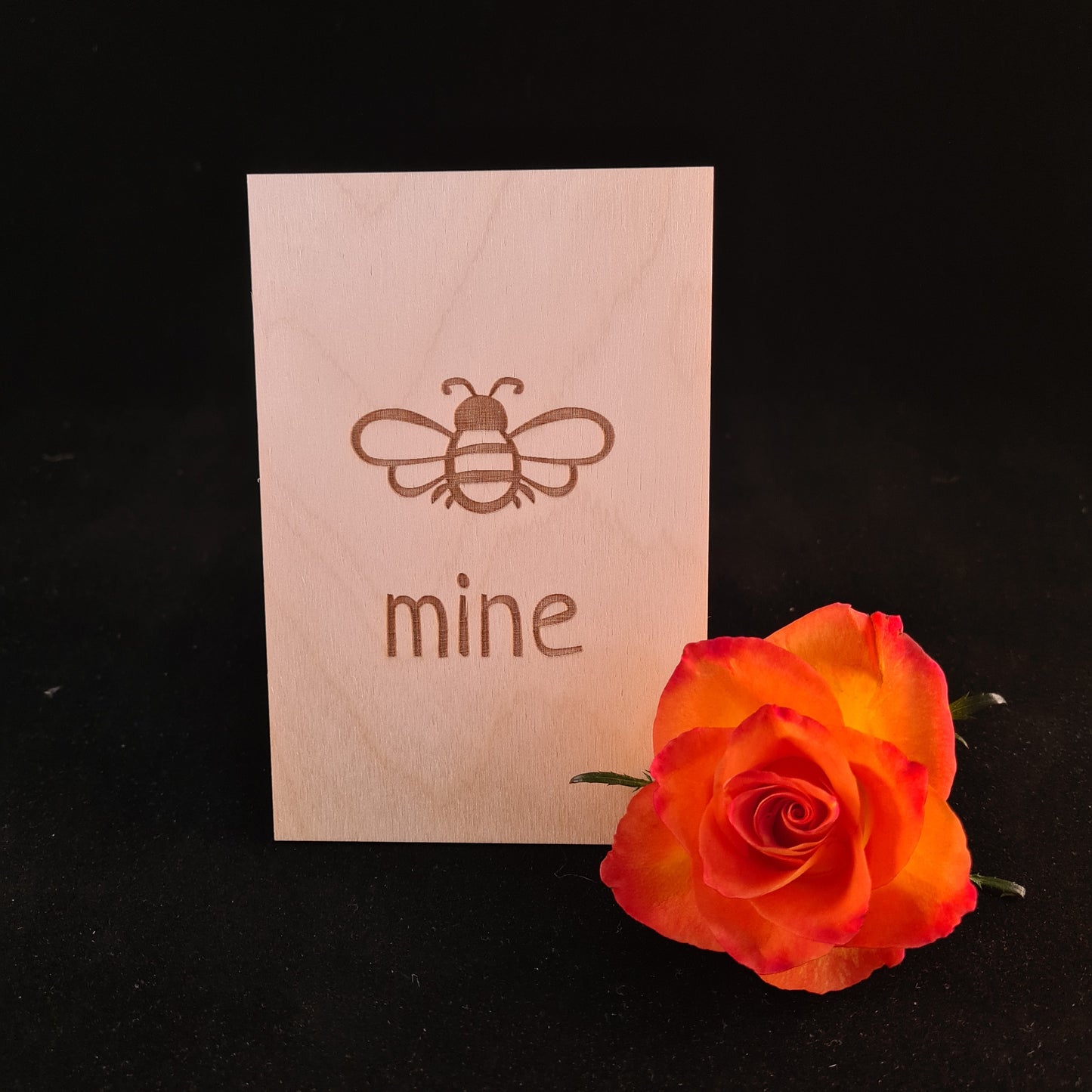 Houten wenskaart "Bee mine"