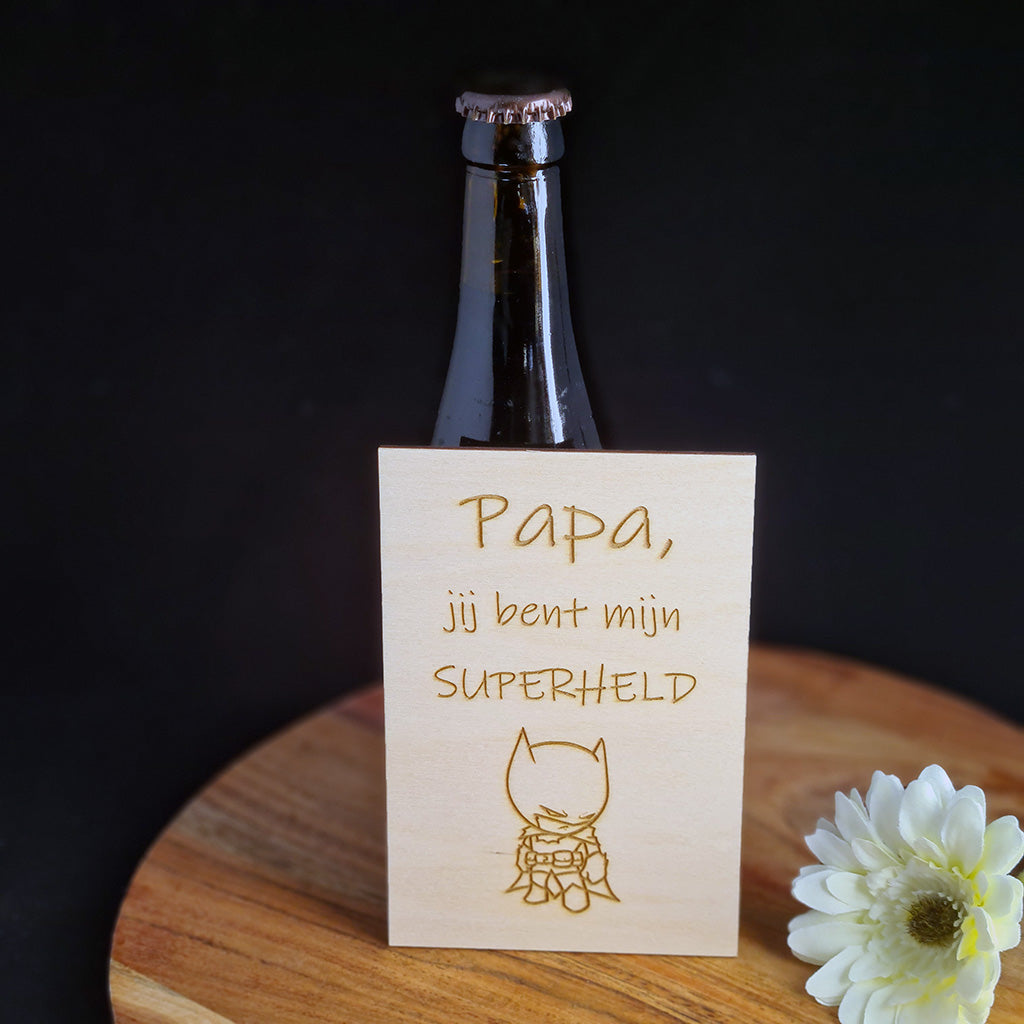 Houten wenskaart "Superheld papa"