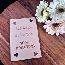 Afbeelding in Gallery-weergave laden, Houten wenskaart &quot;Veel kusjes en knuffels&quot;
