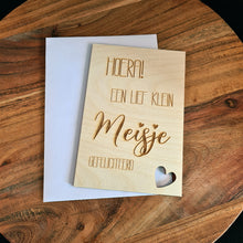 Afbeelding in Gallery-weergave laden, Houten wenskaart &quot;Lief klein meisje&quot;
