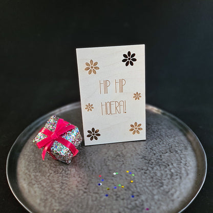 Houten wenskaart "Hip hip hoera!"