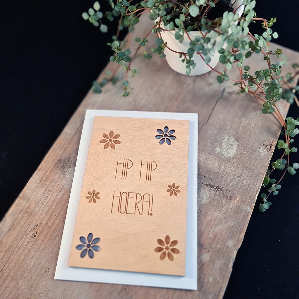 Houten wenskaart "Hip hip hoera!"