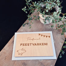 Afbeelding in Gallery-weergave laden, Houten wenskaart &quot;Feestvarken&quot;
