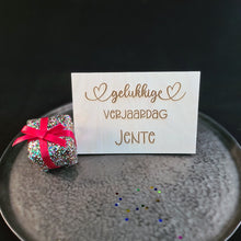 Afbeelding in Gallery-weergave laden, Houten wenskaart &quot;Gelukkige verjaardag&quot; met naam

