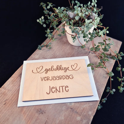 Houten wenskaart "Gelukkige verjaardag" met naam