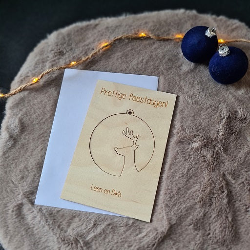 Houten wenskaart met kerstbal - rendier