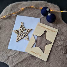 Afbeelding in Gallery-weergave laden, Houten wenskaart met kerstbal - ster
