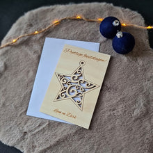 Afbeelding in Gallery-weergave laden, Houten wenskaart met kerstbal - ster
