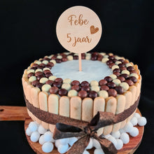 Afbeelding in Gallery-weergave laden, Taarttopper met naam en leeftijd gegraveerd
