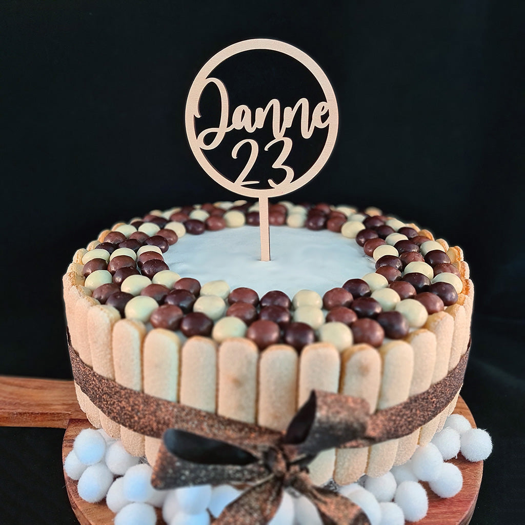 Taarttopper met naam en leeftijd in cirkel