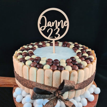 Taarttopper met naam en leeftijd in cirkel