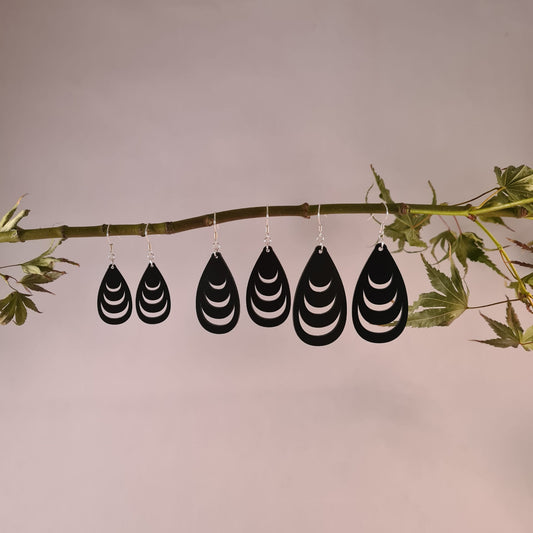 Zwarte druppels met dikke laagjes