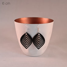Afbeelding in Gallery-weergave laden, Zwarte abstracte blaadjes
