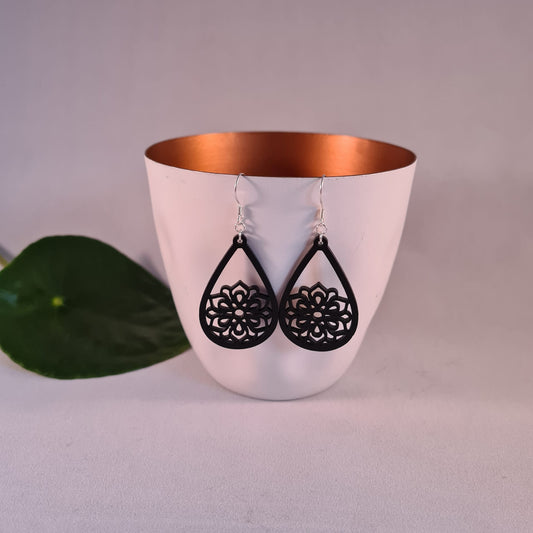 Zwarte druppels met bloemen