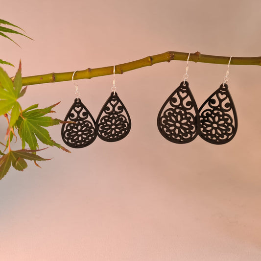 Zwarte druppels met mandala