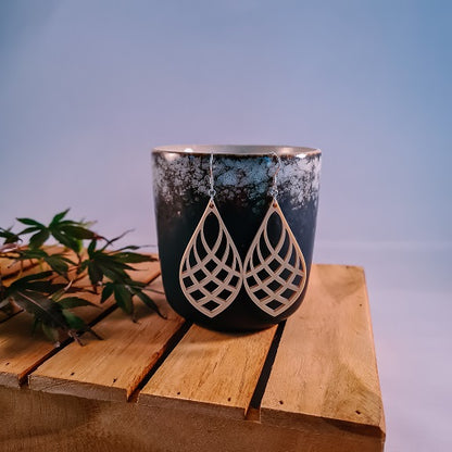 Beige druppels gekruist