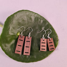 Afbeelding in Gallery-weergave laden, Houten staafjes met horizontale streepjes
