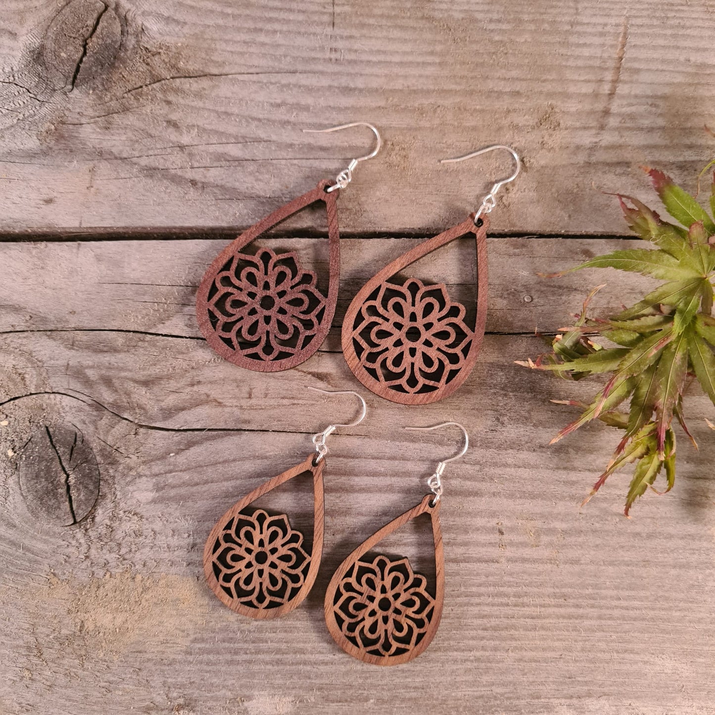 Houten druppels met bloemen