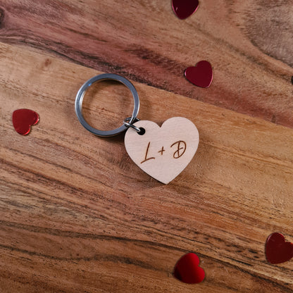 Houten sleutelhanger hart met initialen