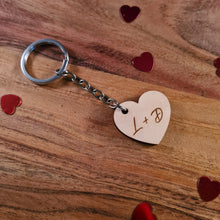 Afbeelding in Gallery-weergave laden, Houten sleutelhanger hart met initialen

