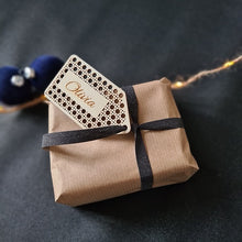 Afbeelding in Gallery-weergave laden, Houten cadeau tag met naam - rotan
