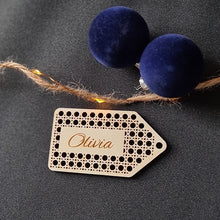 Afbeelding in Gallery-weergave laden, Houten cadeau tag met naam - rotan
